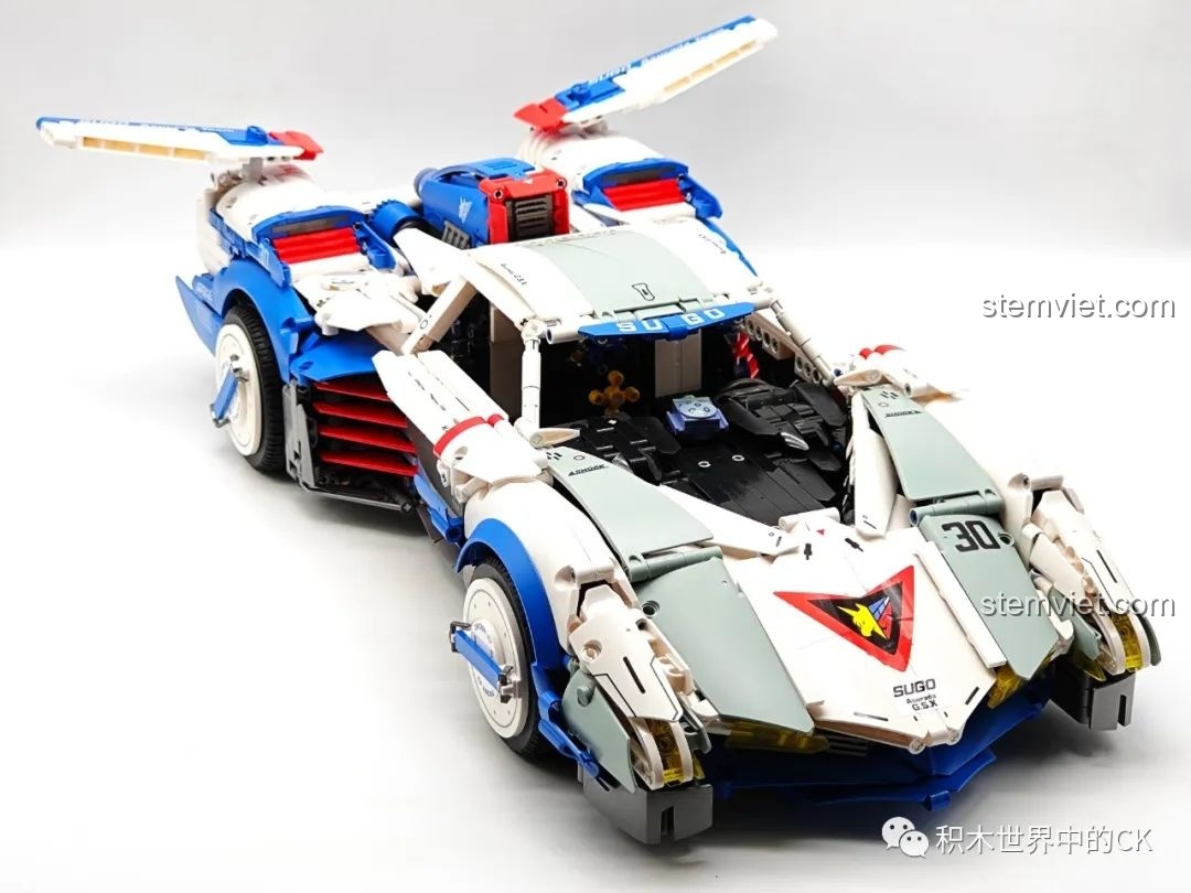 Góc nhìn từ trên cao của mô hình JIESTAR 92033 khi tất cả các bộ phận đều được mở.