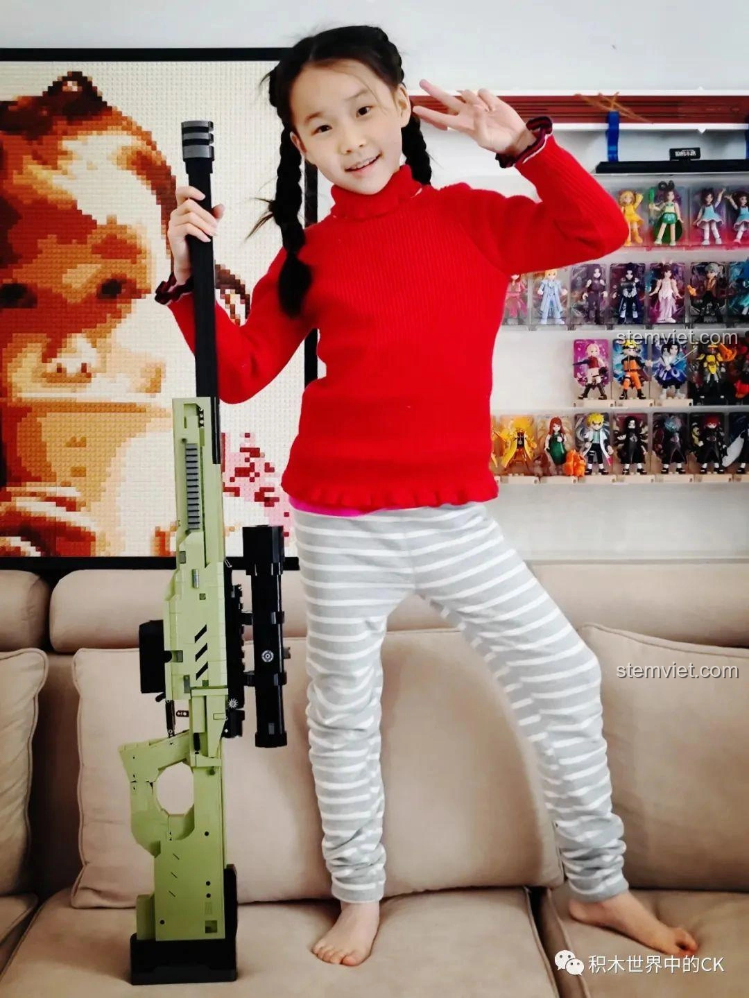 Bé gái tạo dáng với mô hình súng bắn tỉa AWP JIESTAR 58022, thể hiện tính năng chơi và nhập vai.