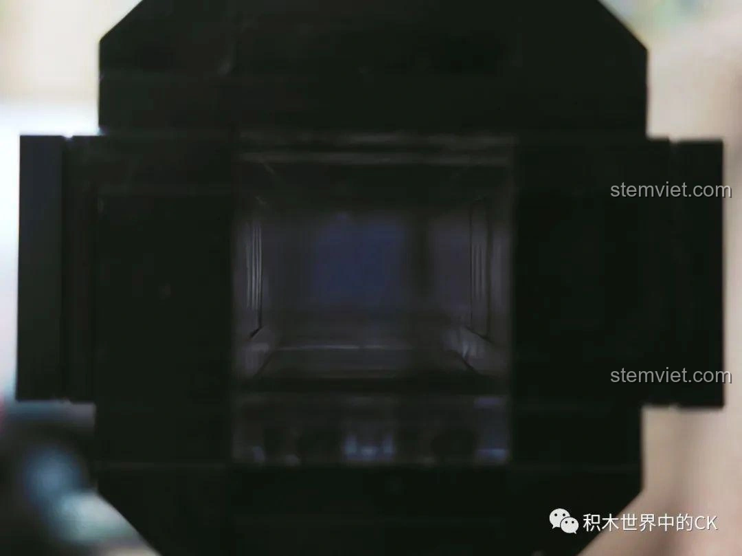 Góc nhìn cận cảnh qua ống ngắm của mô hình JIESTAR AWP 58022, cho thấy độ phóng đại và tâm ngắm.