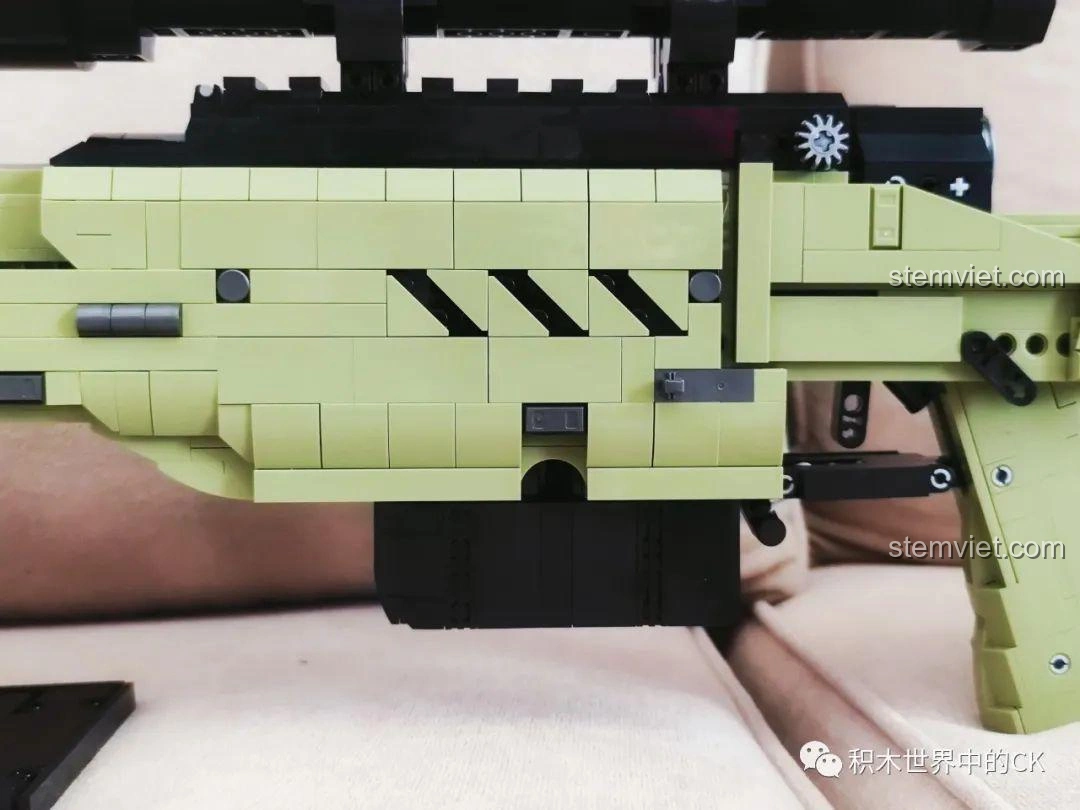 Ống ngắm được gắn chặt vào thân mô hình súng bắn tỉa AWP JIESTAR 58022, đảm bảo độ bền và ổn định.