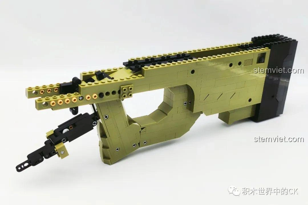 Cận cảnh phần thân súng của bộ đồ chơi xây dựng Súng AWP 22 đang được lắp ráp, thể hiện độ khít của các mảnh ghép.