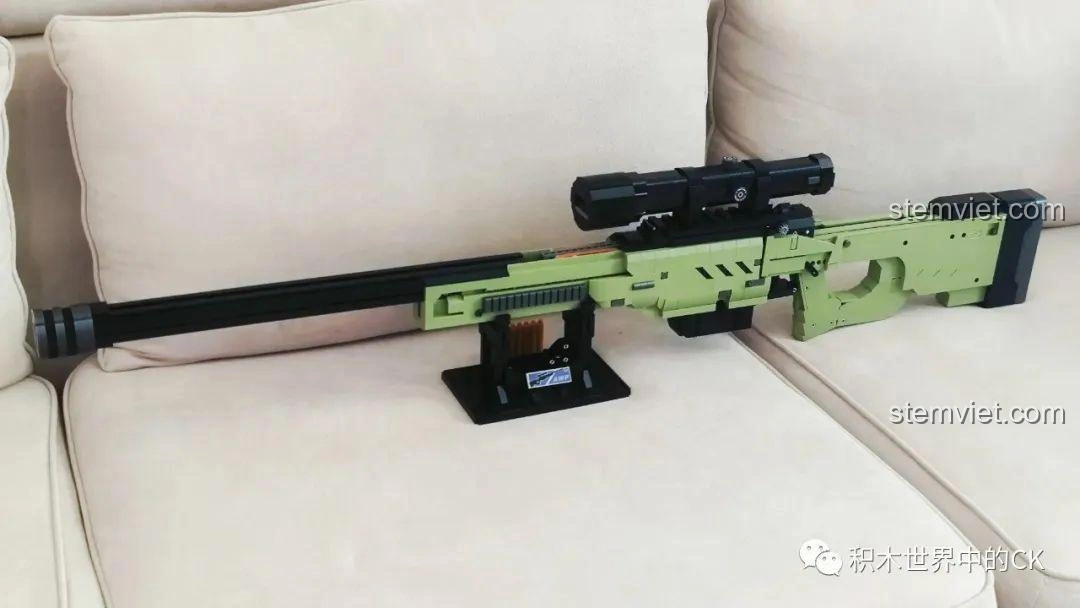 Mô hình súng AWP JIESTAR 58022 hoàn chỉnh đặt trên chân đế, sẵn sàng để trưng bày trong phòng.