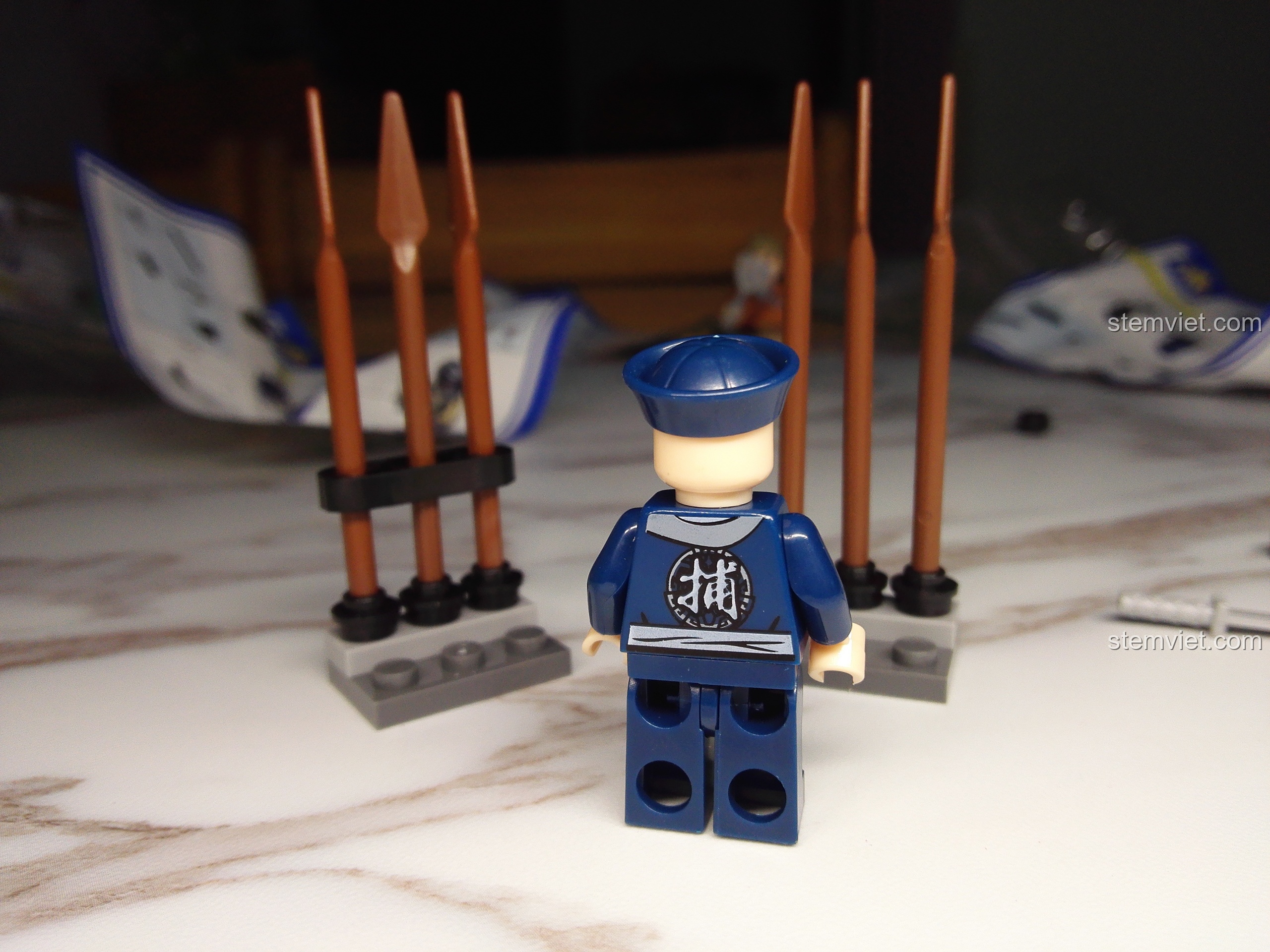 Mặt sau của minifigure Hình Bổ Đầu trong bộ KAZI KY5006.