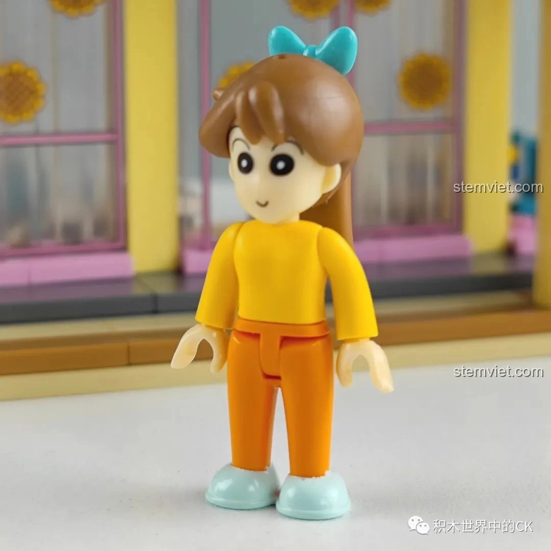 Minifigure cô giáo trong bộ khối lắp ghép Trường mầm non Crayon Shin-chan 611 tiết kiệm, với chi tiết nơ xanh trên tóc.