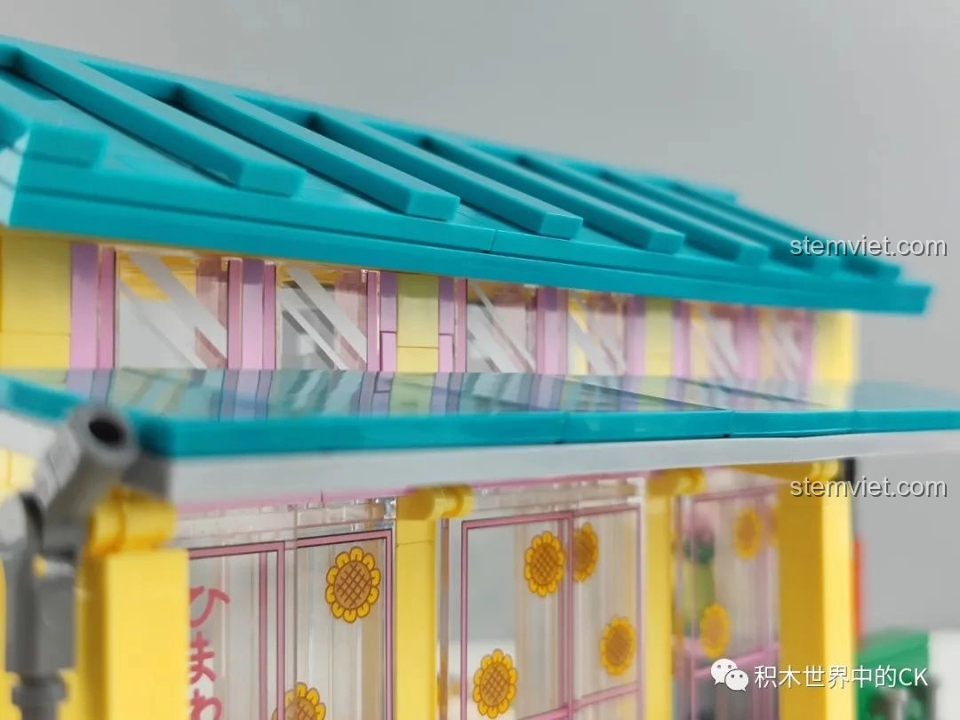 Chi tiết khu vực cửa phụ và các dụng cụ treo tường của đồ chơi xây dựng Trường mẫu giáo Crayon Shin-chan 611 giá bình dân.