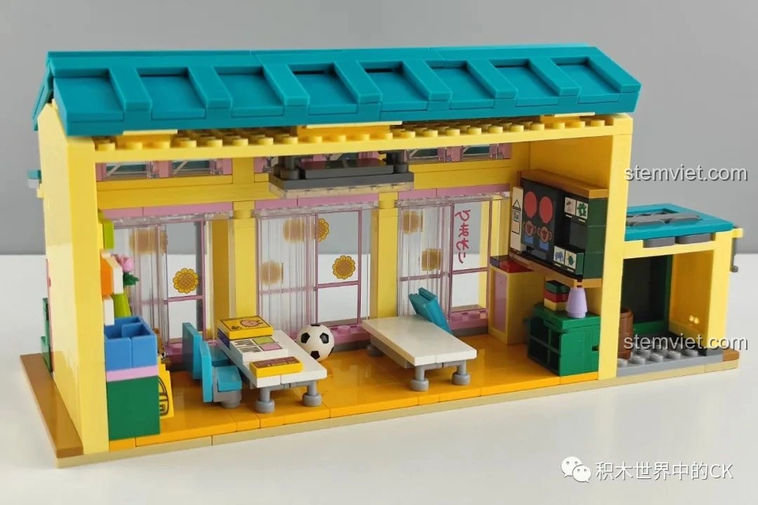 Góc nhìn khác về nội thất bộ lắp ghép Trường mẫu giáo Crayon Shin-chan cho con gái từ 6 tuổi, với các chi tiết trang trí tường và kệ sách.