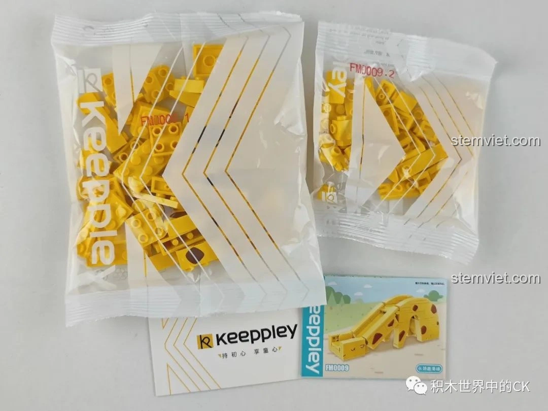 Các mảnh ghép màu vàng của cầu trượt hươu cao cổ, một phần của bộ đồ chơi lắp ráp Nhà Trẻ Song Diệp Crayon Shin-chan K20611.