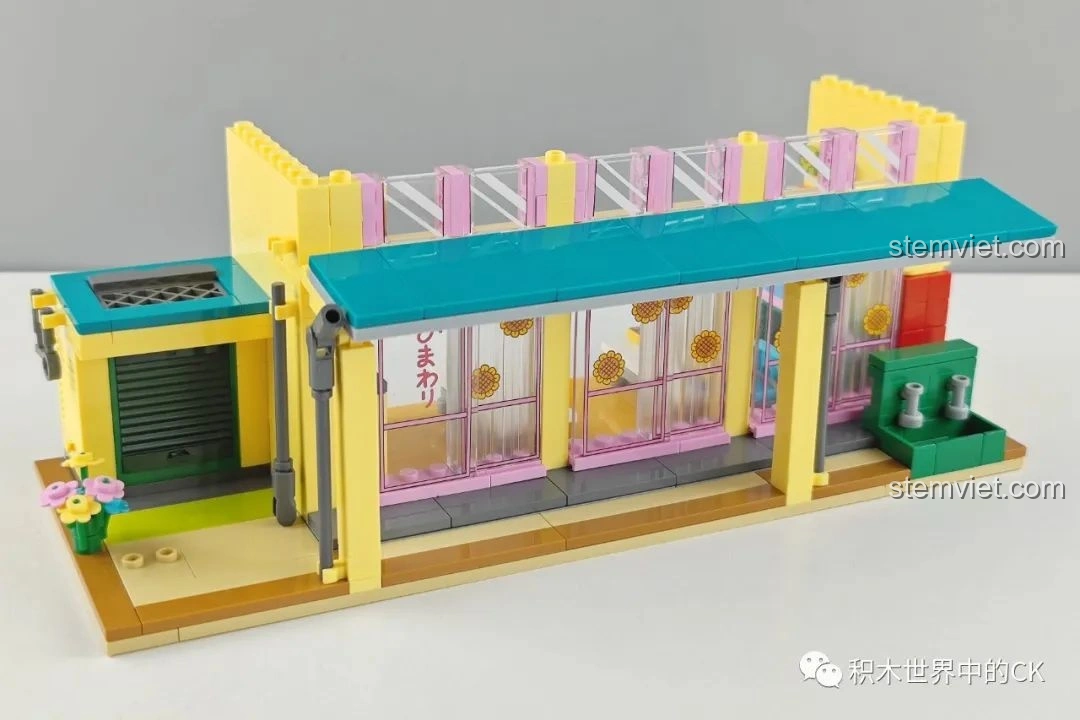 Tiến độ lắp ráp bộ đồ chơi Mô hình nhà trẻ Crayon Shin-chan cho 6 tuổi, với phần mái và cửa sổ đang được hoàn thiện.