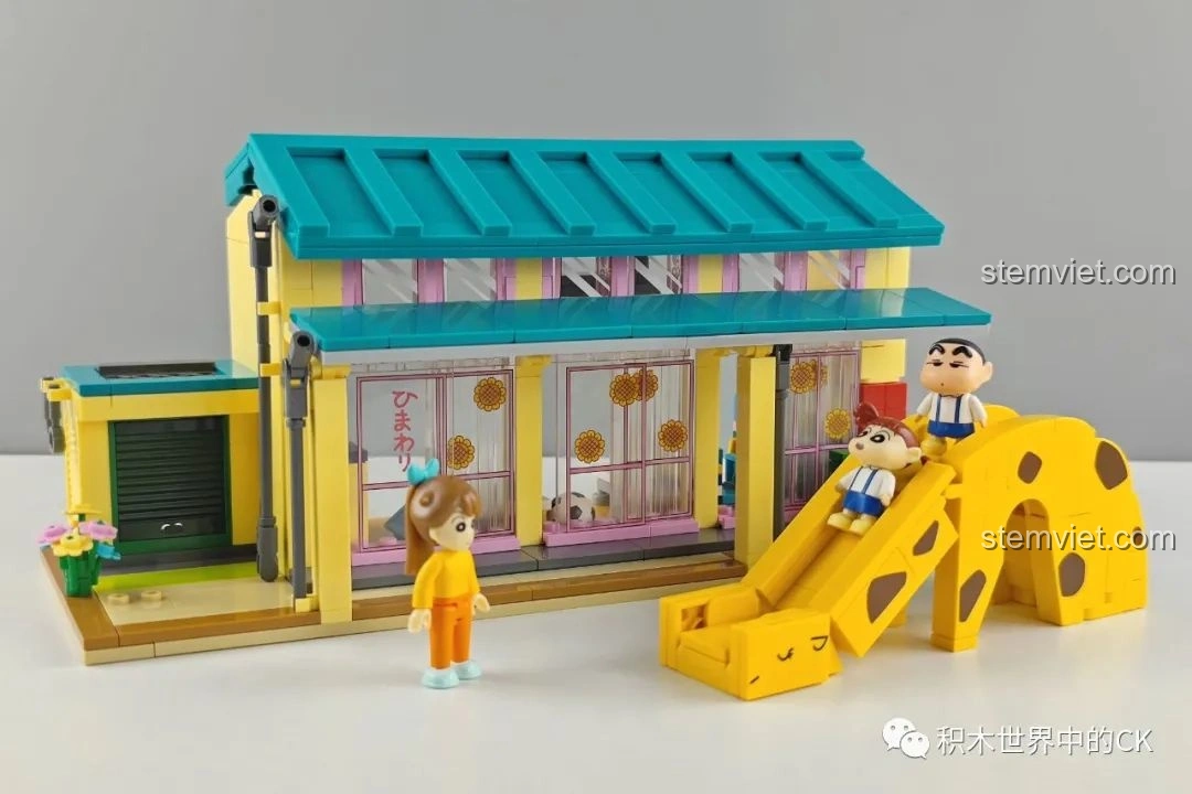 Toàn cảnh đồ chơi lắp ráp Trường mẫu giáo Crayon Shin-chan 0611 xịn giá rẻ, bao gồm ngôi nhà trẻ, cầu trượt và các minifigures.