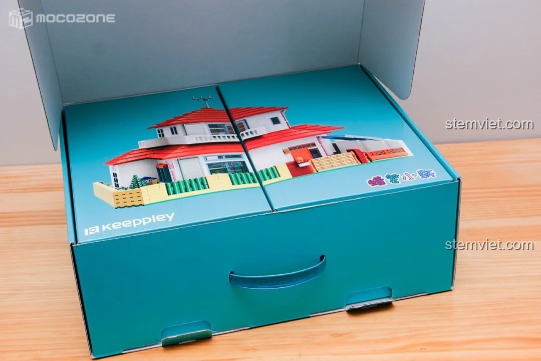 Bên trong hộp carton xanh là hai hộp nhỏ hơn, in hình ngôi nhà của Shin-chan, thể hiện sự chỉn chu trong đóng gói.