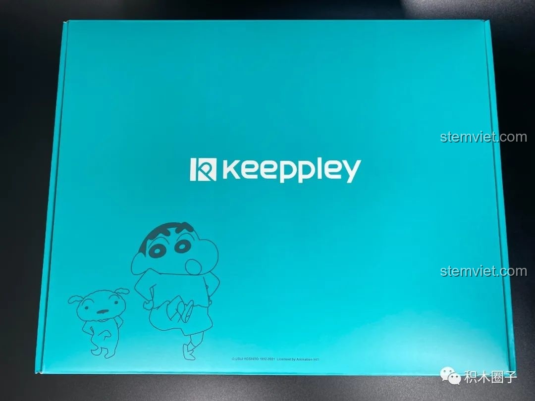 Hộp phụ bên trong của bộ đồ chơi Tổ ấm của gia đình Shin-chan K20612 với hình vẽ Shin và Bạch Tuyết.