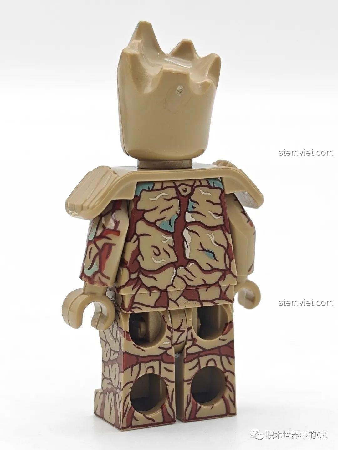 Mặt sau của minifigure Groot KORUIT XP-535, cho thấy chi tiết in vân gỗ liền mạch, một sản phẩm đồ chơi mô hình XP535 đáng tiền.