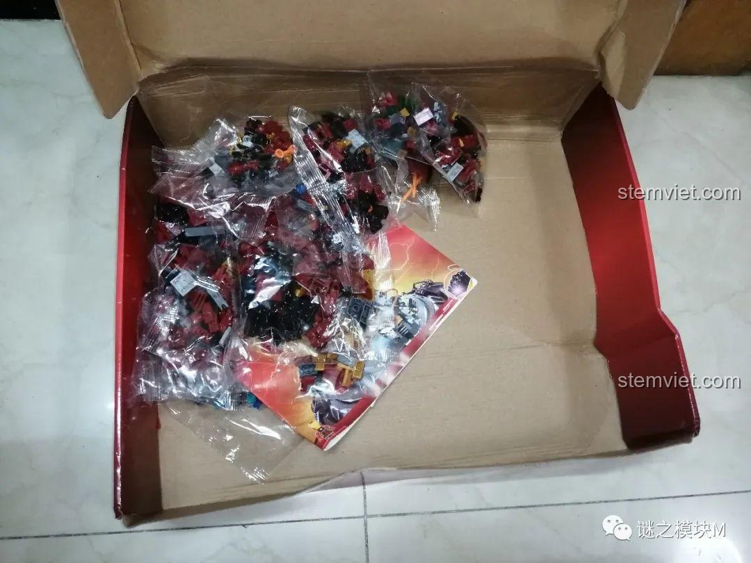 Bên trong hộp LW 2081 với các túi chi tiết không được phân loại và sách hướng dẫn, một khởi đầu đầy thử thách.