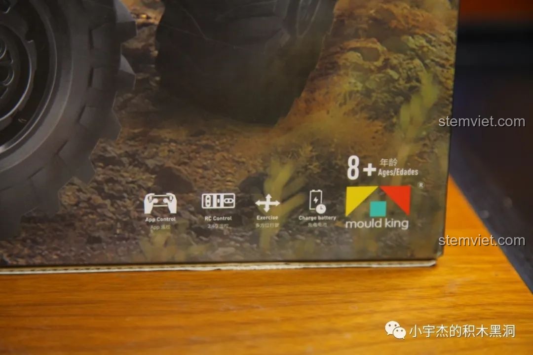 Các biểu tượng chức năng trên hộp Mould King 18006 Xe Tải Kéo Nổi Loạn Hậu Tận Thế, bao gồm điều khiển App và RC.
