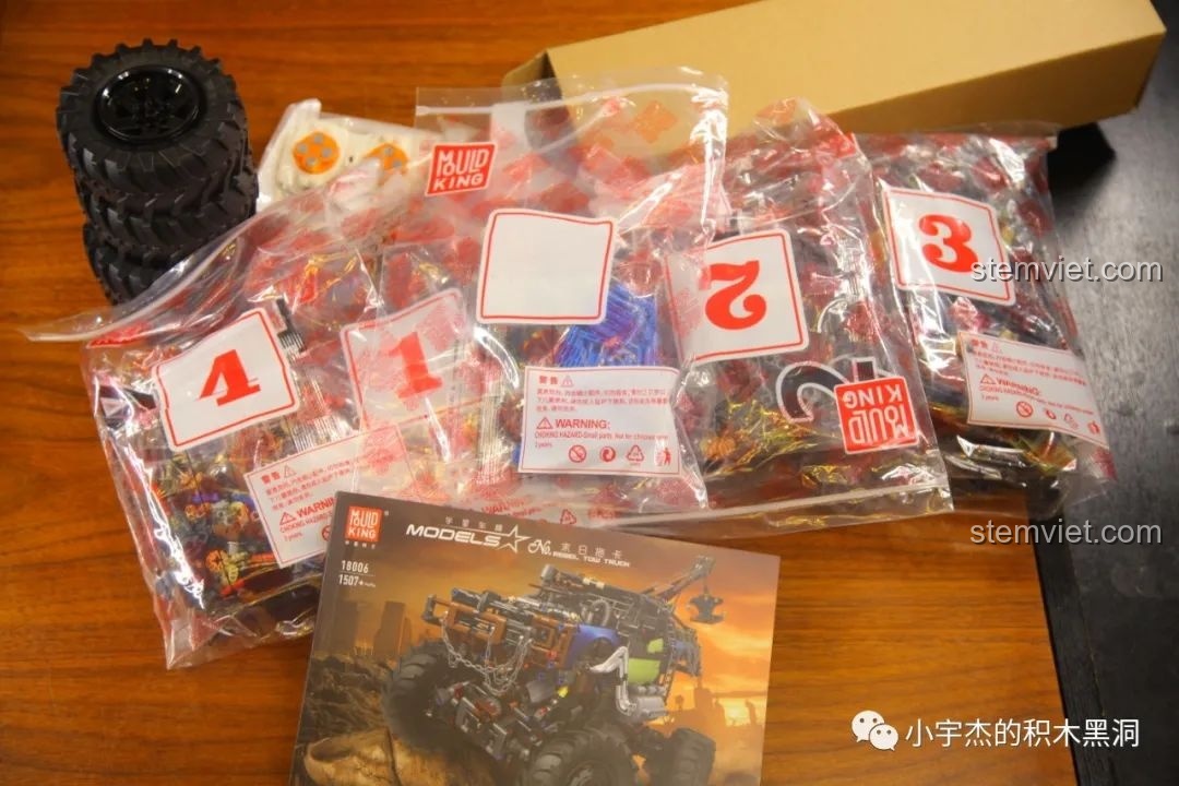 Toàn bộ các túi chi tiết được đánh số và sách hướng dẫn của bộ đồ chơi Mould King 18006 Xe Tải Kéo Nổi Loạn Hậu Tận Thế.