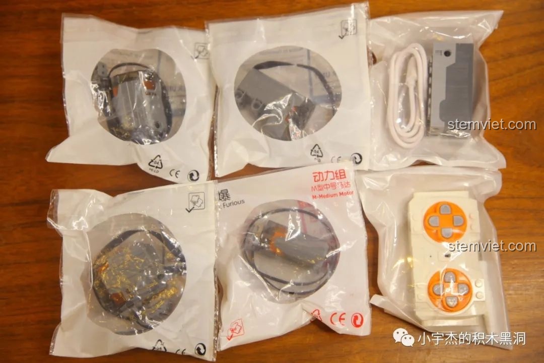 Cận cảnh các túi động cơ và điều khiển của Mould King 18006 Xe Tải Kéo Nổi Loạn Hậu Tận Thế, cho thấy sự đầy đủ.