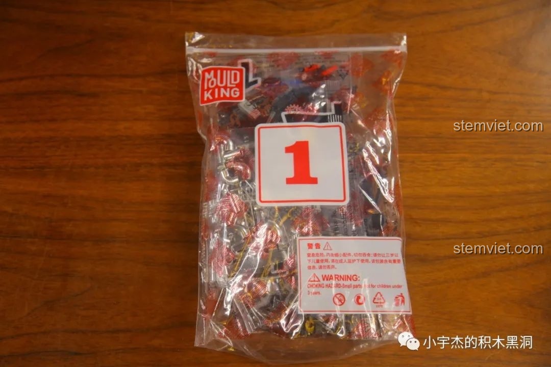 Túi chi tiết số 1 của bộ Mould King 18006 Xe Tải Kéo Nổi Loạn Hậu Tận Thế, chứa các mảnh ghép khởi đầu.