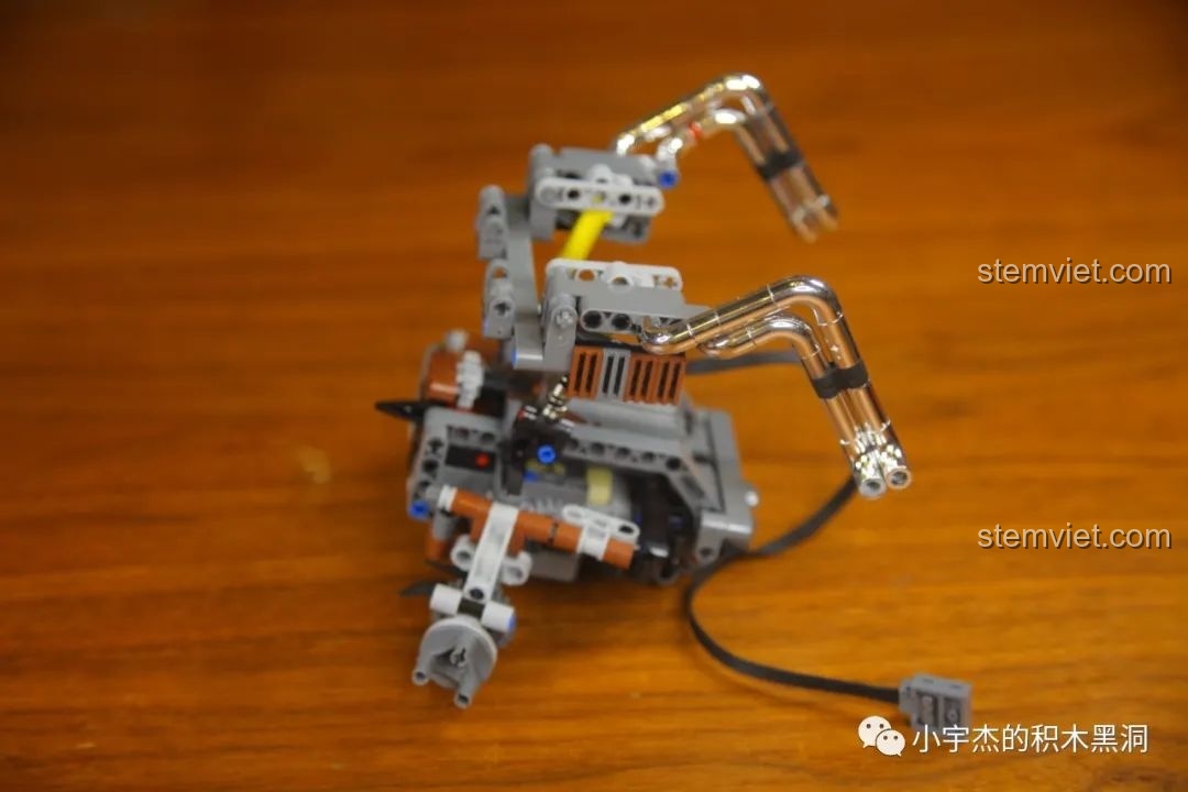 Cận cảnh khung gầm xe Mould King 18006 Xe Tải Kéo Nổi Loạn Hậu Tận Thế từ góc nghiêng, cho thấy chi tiết lắp ráp.