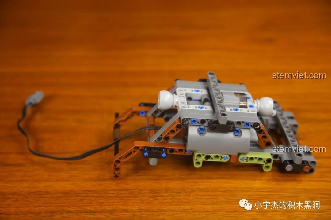 Khung gầm xe Mould King 18006 Xe Tải Kéo Nổi Loạn Hậu Tận Thế từ góc nhìn phía sau, thể hiện chi tiết hệ thống treo.