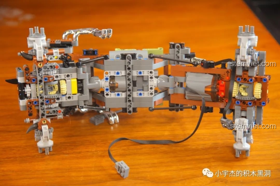 Phần thân xe của Mould King 18006 Xe Tải Kéo Nổi Loạn Hậu Tận Thế đang được lắp ráp, với các tấm chắn bùn.