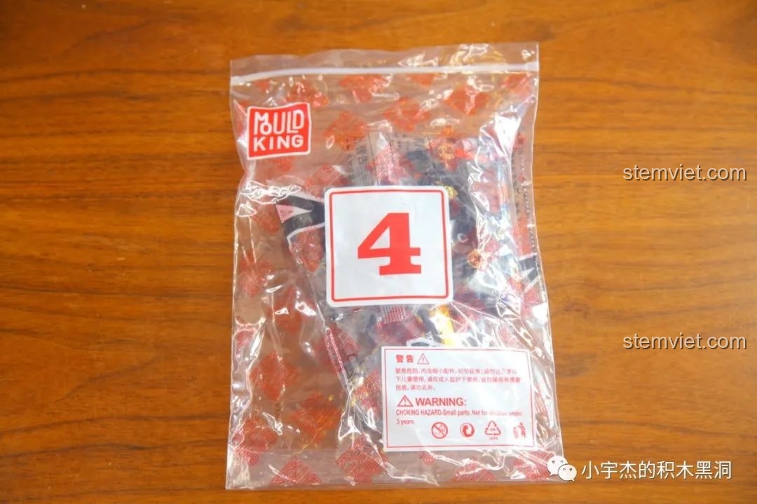 Cận cảnh động cơ Mould King 18006 Xe Tải Kéo Nổi Loạn Hậu Tận Thế từ phía sau, thể hiện chi tiết ống xả.