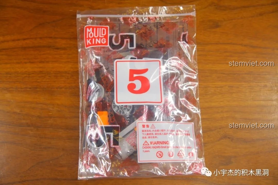 Mô hình xe tải kéo Mould King 18006 Xe Tải Kéo Nổi Loạn Hậu Tận Thế đã hoàn thiện phần thân và cần cẩu.