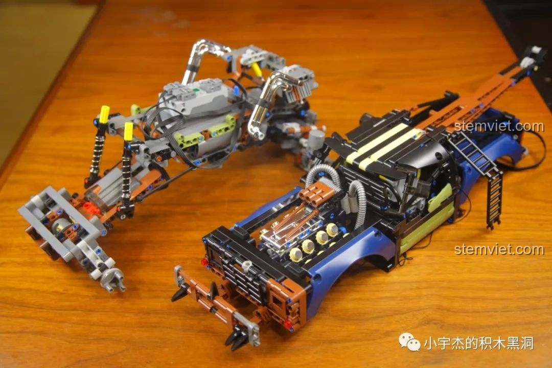 Mô hình Mould King 18006 Xe Tải Kéo Nổi Loạn Hậu Tận Thế đã hoàn thiện phần thân và cần cẩu, sẵn sàng lắp bánh.