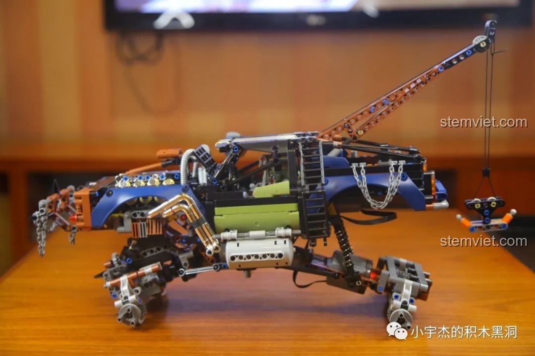 Cận cảnh phần đầu xe Mould King 18006 Xe Tải Kéo Nổi Loạn Hậu Tận Thế, với lưới tản nhiệt và dây xích.