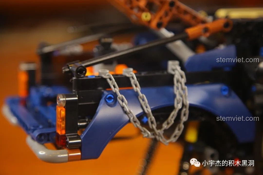 Cần cẩu với móc kéo đã được lắp đặt trên mô hình Mould King 18006 Xe Tải Kéo Nổi Loạn Hậu Tận Thế, sẵn sàng hoạt động.