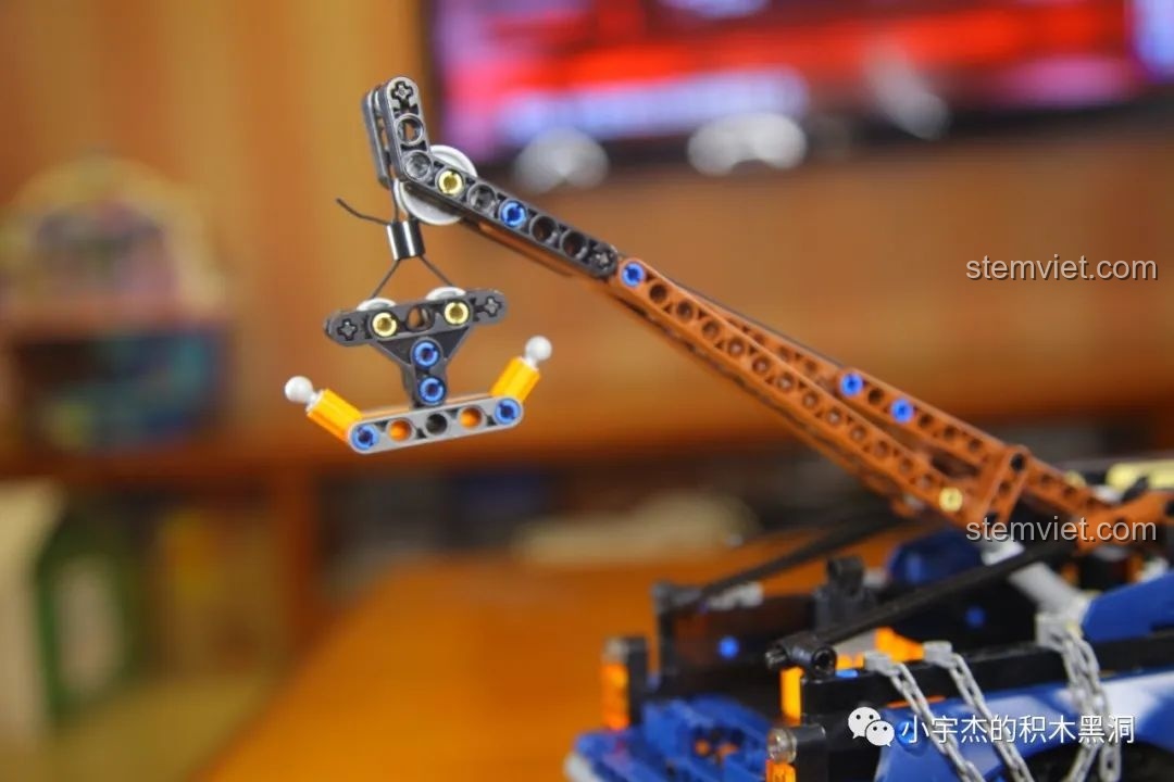 Bốn chiếc bánh xe lớn đã lắp ráp hoàn chỉnh của Mould King 18006 Xe Tải Kéo Nổi Loạn Hậu Tận Thế, sẵn sàng lắp vào xe.