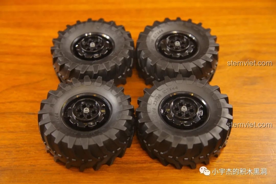 Mô hình Mould King 18006 Xe Tải Kéo Nổi Loạn Hậu Tận Thế đã hoàn thiện, nhìn từ góc nghiêng, mạnh mẽ và cân đối.