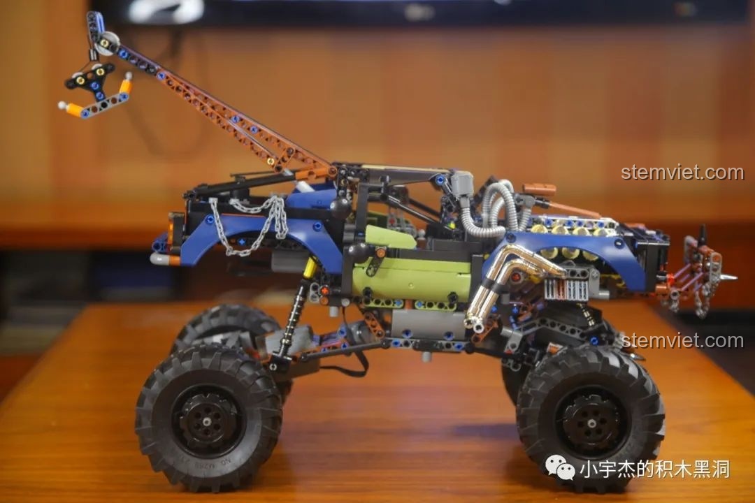 Mô hình Mould King 18006 Xe Tải Kéo Nổi Loạn Hậu Tận Thế đã hoàn thiện, nhìn từ góc phía trước, hầm hố và mạnh mẽ.