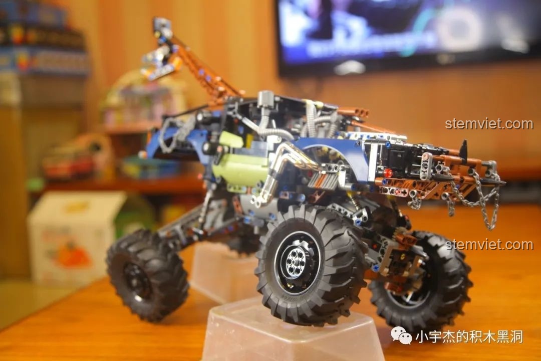 So sánh mô hình Mould King 18006 Xe Tải Kéo Nổi Loạn Hậu Tận Thế với một chiếc xe tải khác, thể hiện kích thước.