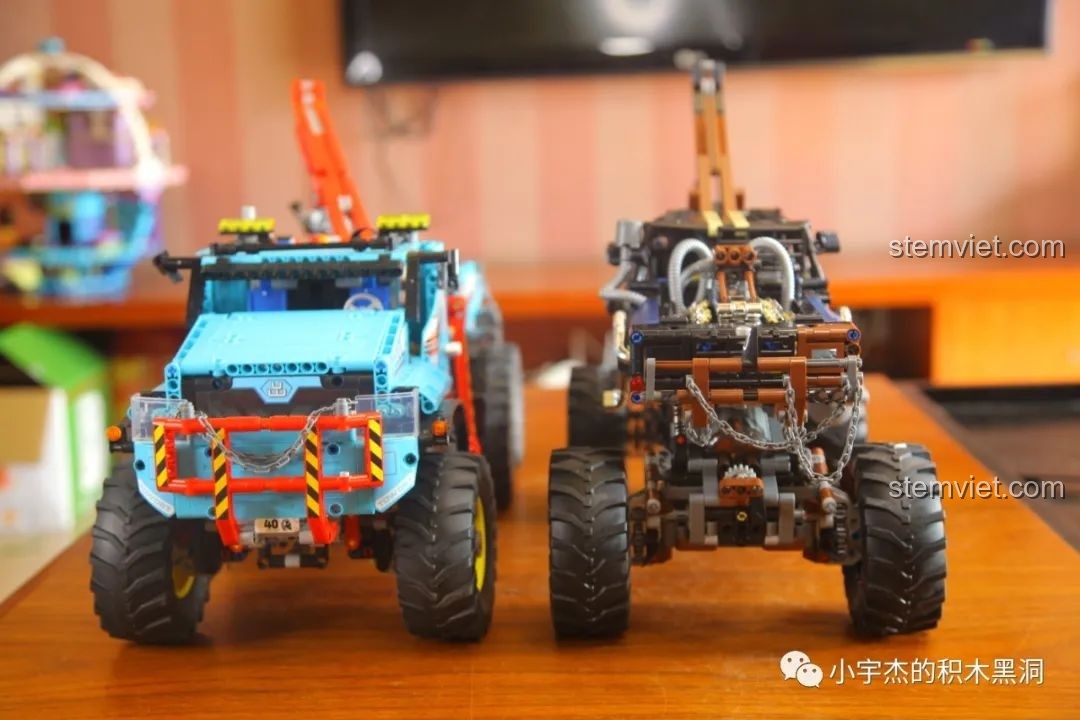 Mô hình Mould King 18006 Xe Tải Kéo Nổi Loạn Hậu Tận Thế đã hoàn thiện, nhìn từ góc phía trước, hầm hố và mạnh mẽ.