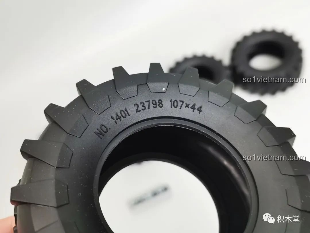 Cận cảnh chi tiết lốp xe của PanlosBrick 673101 Ford Bronco Xe Địa Hình, với các thông số kỹ thuật được in rõ ràng.