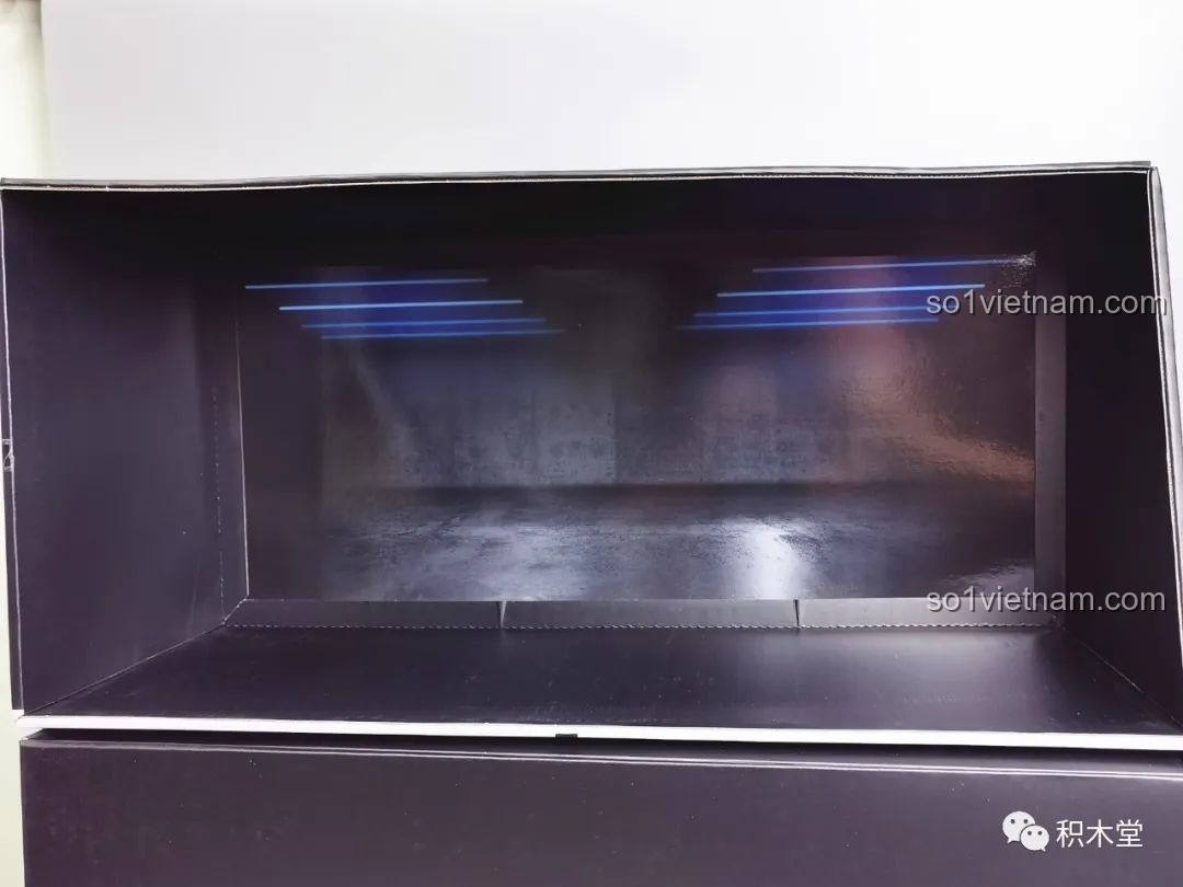 Mặt trong của hộp PanlosBrick 673101 Ford Bronco Xe Địa Hình được in hình gara ô tô, dùng để trưng bày mô hình sau khi lắp xong.