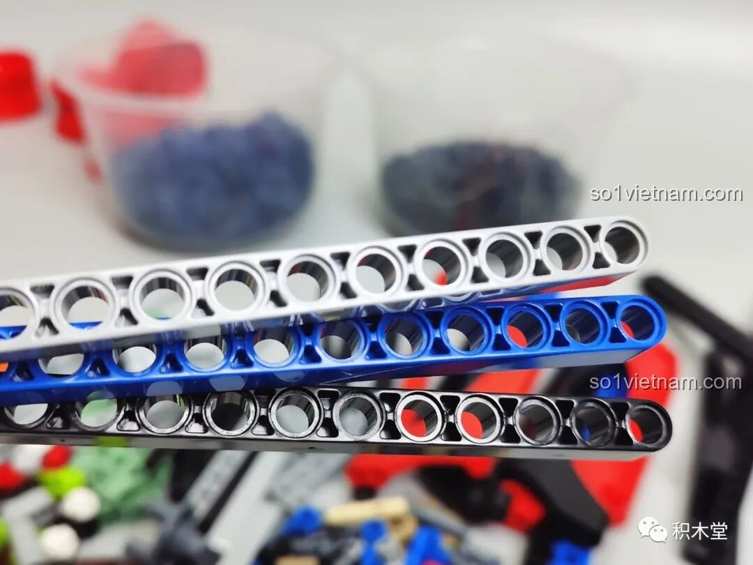 Các chi tiết khớp nối vạn năng và trục của PanlosBrick 673101 Ford Bronco Xe Địa Hình, chuẩn bị cho quá trình lắp ráp hệ thống truyền động.