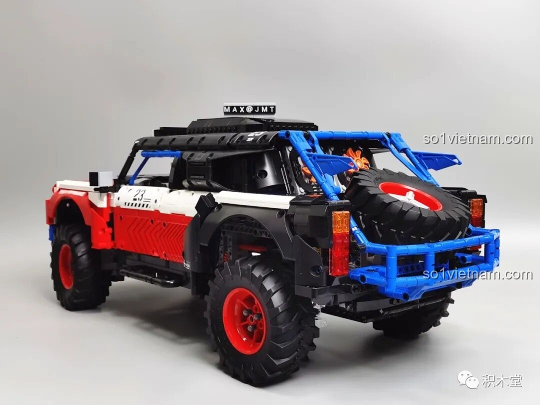 Cận cảnh logo Panlos Performance trên thân xe của PanlosBrick 673101 Ford Bronco Xe Địa Hình, tăng tính chân thực.