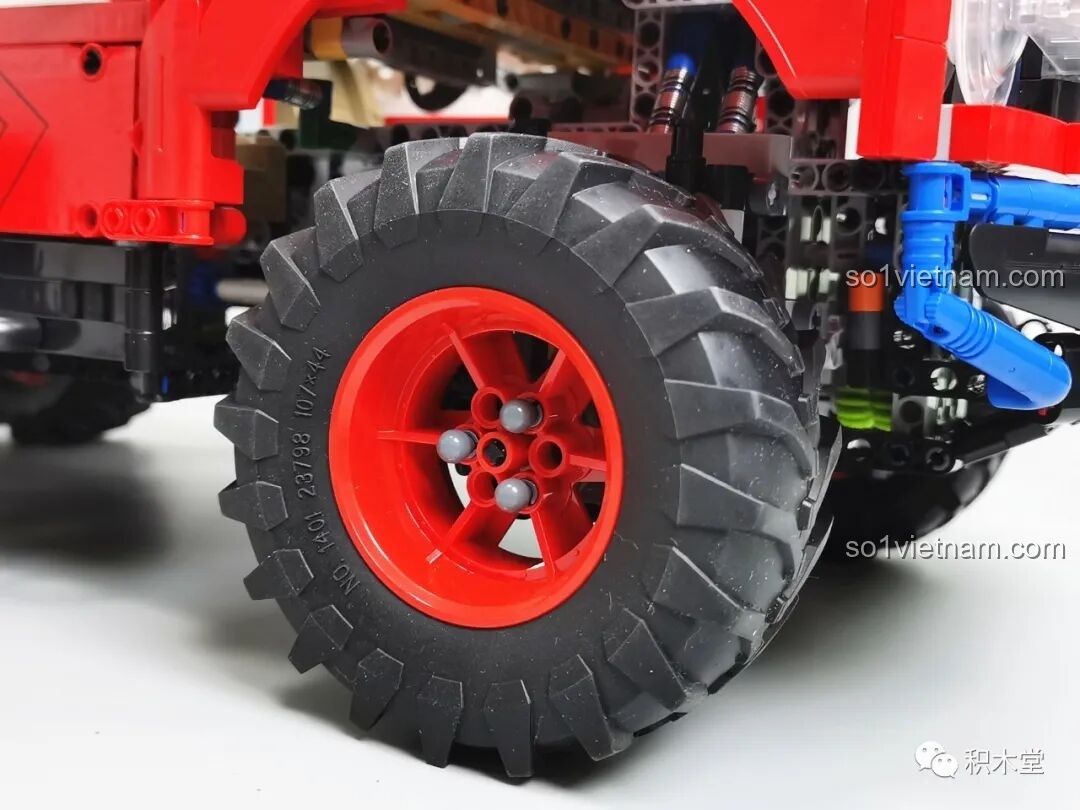 Cận cảnh nắp nóc xe của PanlosBrick 673101 Ford Bronco Xe Địa Hình có thể tháo rời, lộ ra không gian bên trong.