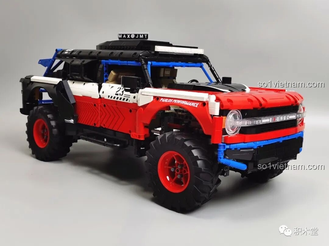 Cận cảnh bảng điều khiển bên trong xe của PanlosBrick 673101 Ford Bronco Xe Địa Hình, với các sticker trang trí.