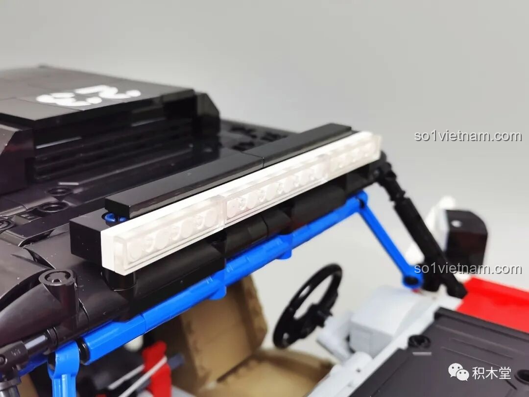 Mô hình PanlosBrick 673101 Ford Bronco Xe Địa Hình với vỏ xe được nâng lên khỏi khung gầm, nhìn từ góc nghiêng.