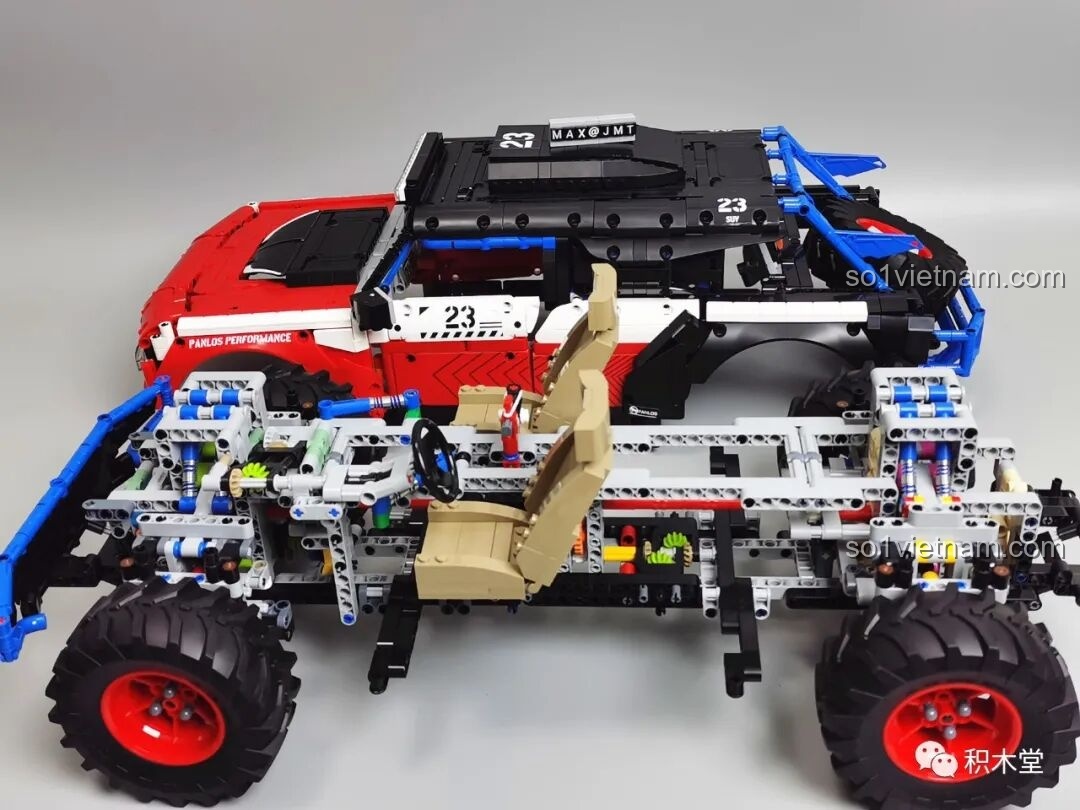 Mô hình PanlosBrick 673101 Ford Bronco Xe Địa Hình hoàn chỉnh nhìn từ trên xuống, cho thấy cấu trúc nóc xe và các chi tiết.