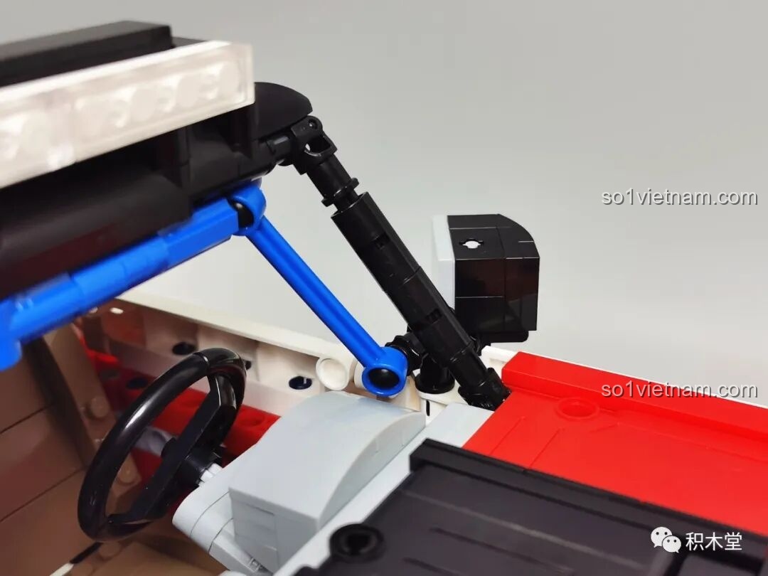 Mô hình PanlosBrick 673101 Ford Bronco Xe Địa Hình được đặt trong hộp sản phẩm, tận dụng mặt trong hộp làm gara trưng bày.