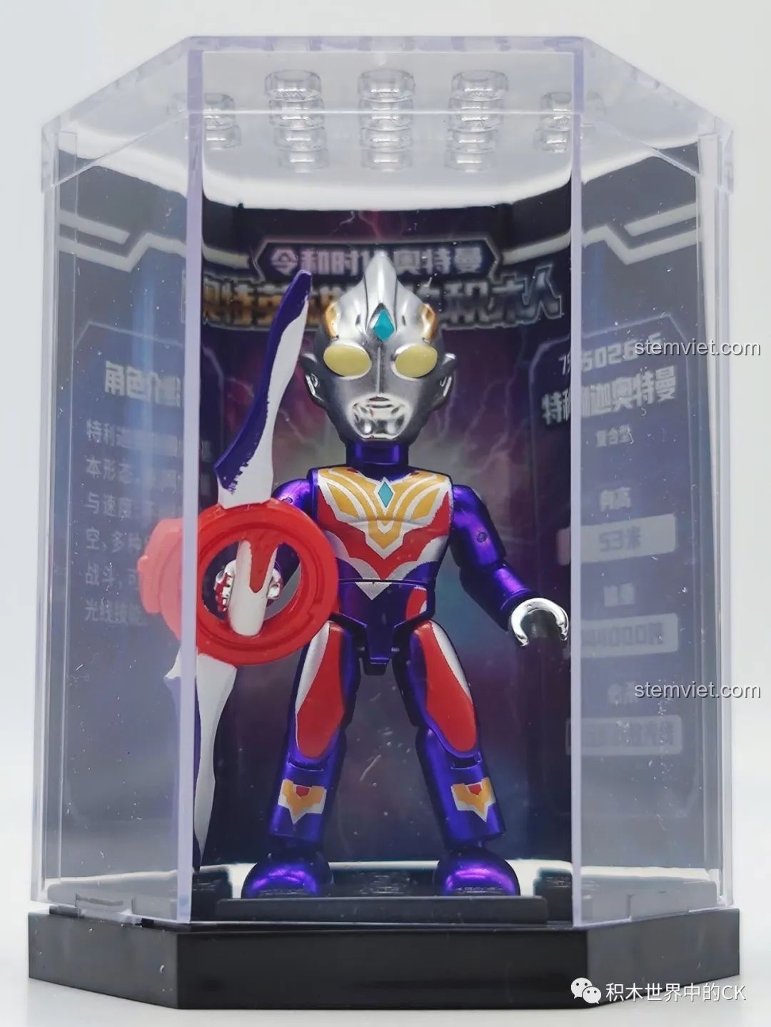 Mô hình Triga Ultraman Composite Type 75026-6 được trưng bày trong hộp mica, kèm thông tin nhân vật. Cảm nhận QMAN 26 Ultraman.