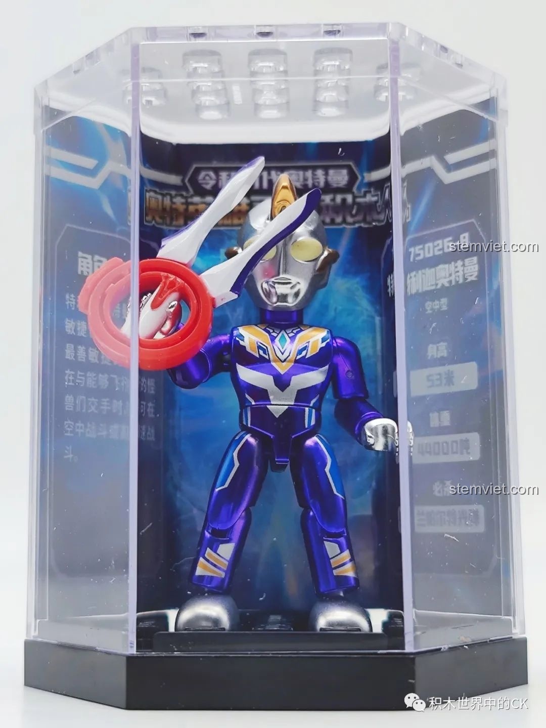 Mô hình Triga Ultraman Sky Type 75026-8 được trưng bày trong hộp mica, kèm thông tin nhân vật. Cảm nhận QMAN 26 Ultraman.