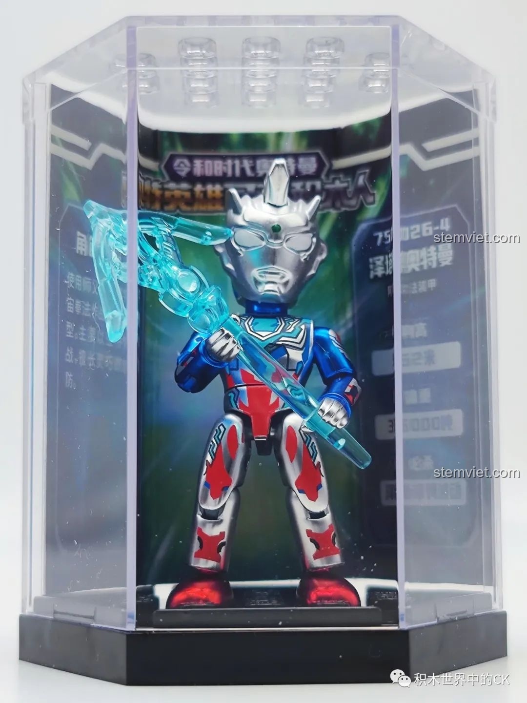 Mô hình Zeta Ultraman Alpha Armor 75026-4 được trưng bày trong hộp mica, kèm thông tin nhân vật. Cảm nhận QMAN 26 Ultraman.