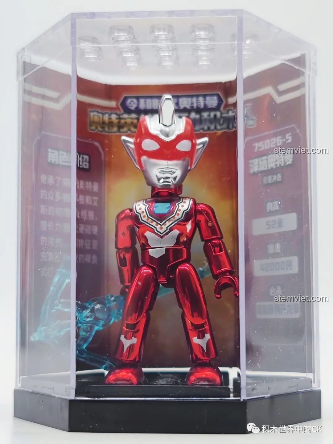 Mô hình Zeta Ultraman Beta Impact 75026-5 được trưng bày trong hộp mica, kèm thông tin nhân vật. Cảm nhận QMAN 26 Ultraman.