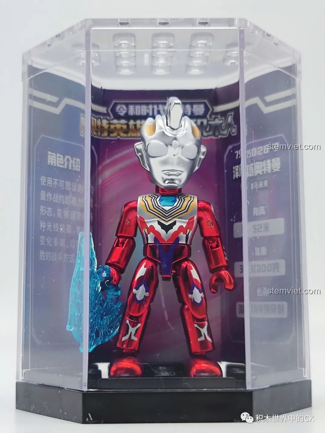 Mô hình Zeta Ultraman Gamma Future 75026-9 được trưng bày gọn gàng trong hộp mica trong suốt, kèm thông tin nhân vật. Cảm nhận QMAN 26 Ultraman.