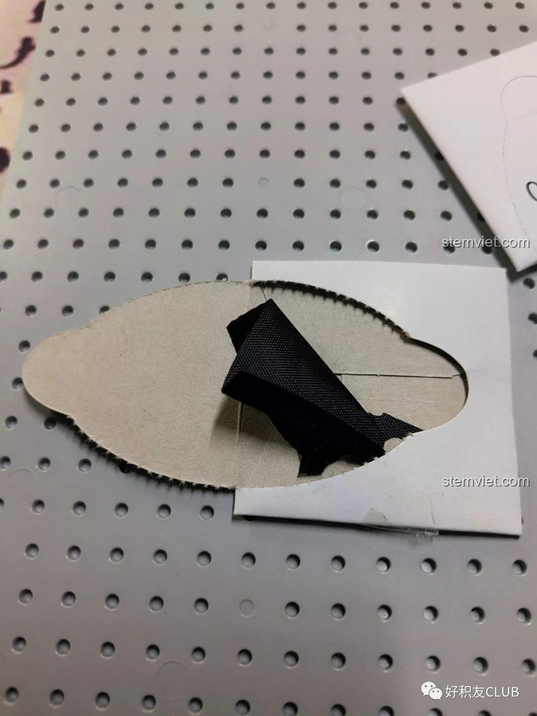 Chi tiết áo choàng màu đen bị lỗi nhỏ trong bộ lắp ghép QMAN 3807 Tây Du Ký: Đại Chiến Hồng Hài Nhi, một điểm trừ nhỏ trong tổng thể sản phẩm. Trải nghiệm QMAN 7 Tây Du Ký: Đại Chiến Hồng Hài Nhi với những chi tiết thực tế.