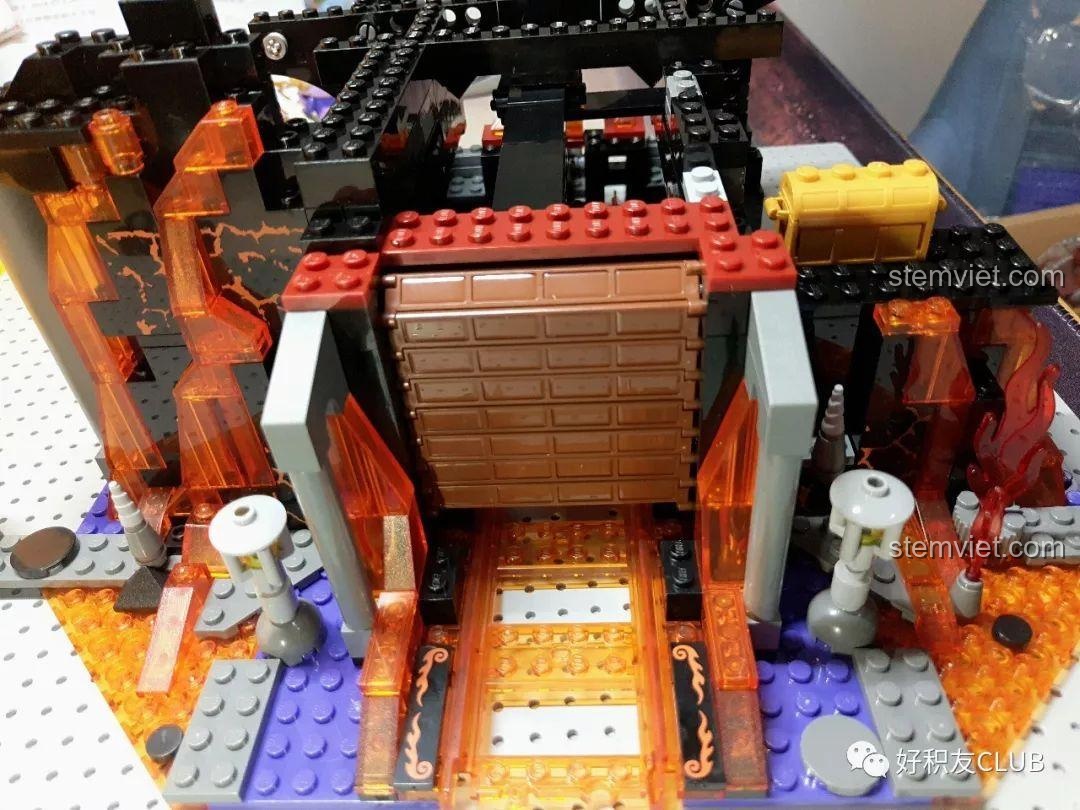 Chi tiết cửa cuốn có cơ chế kéo đẩy trong bộ QMAN 3807 Tây Du Ký: Đại Chiến Hồng Hài Nhi, một tính năng tương tác thú vị dù có một mảnh bị thiếu. Trải nghiệm QMAN 7 Tây Du Ký: Đại Chiến Hồng Hài Nhi với các cơ chế độc đáo.